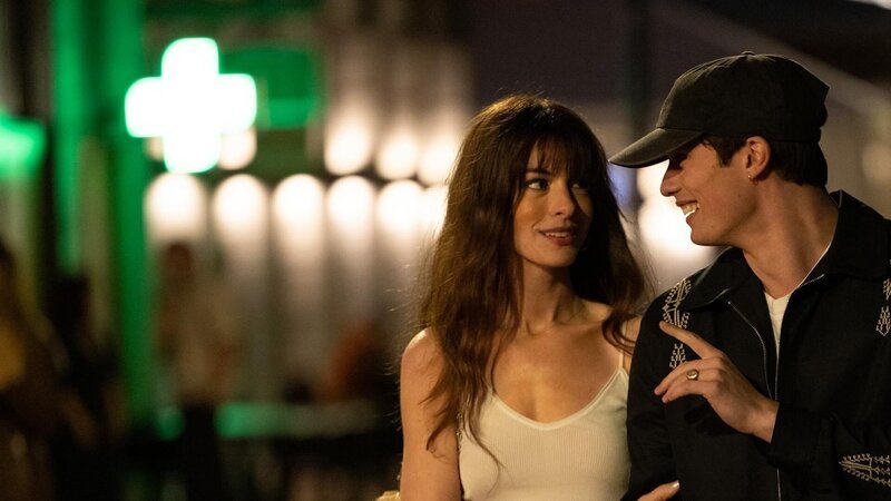 Solène (Anne Hathaway, l.); Hayes (Nicholas Galitzine, r.) – Bild: TVDB