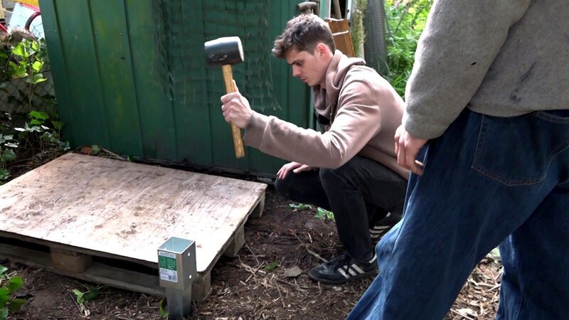 Der Biochemie-Techniker Gustav will eine Komposttoilette für seinen Garten bauen. Doch leichter gesagt als getan: Erst gibt es Ärger mit den Bienen, Komplikationen beim Fundament und schließlich gibt es noch Statik-Probleme. – Bild: RTLZWEI