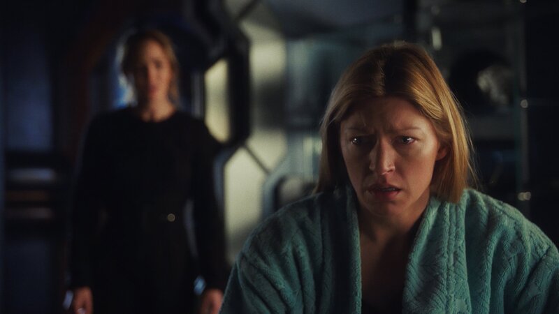 Sara Lance (Caity Lotz, l.); Ava (Jes Macallan, r.) – Bild: DC /​ Warner Bros. Ent. Inc.