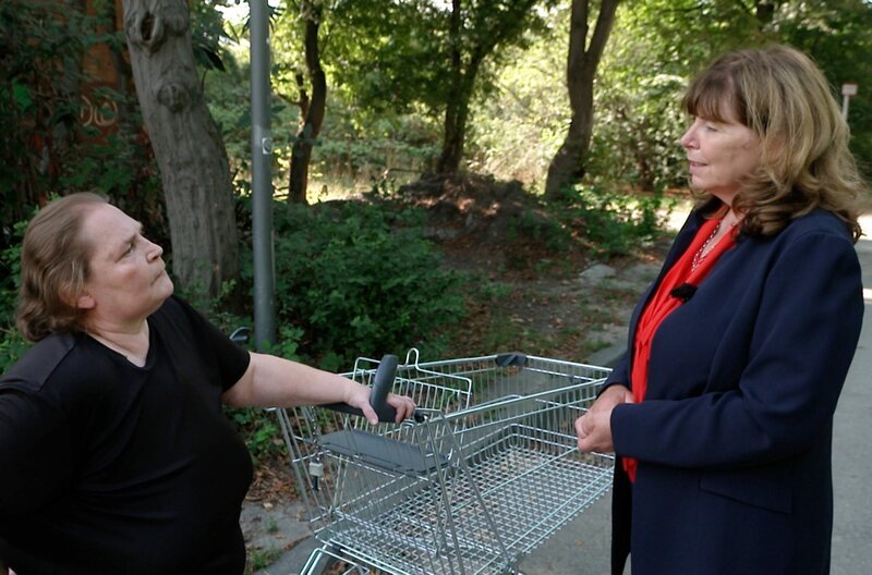 Die ehemalige Ludwigshafener Oberbürgermeisterin Jutta Steinruck (r.) spricht mit Anwohnerin, die in der Notunterkunft Bayreuther Straße lebt. – Bild: SWR