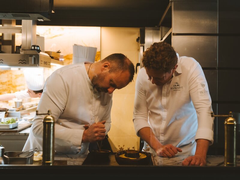 Die Köche Martin Klein (r.) und David Toutain kochen gemeinsam im Restaurant David Toutain in Paris, Frankreich, am 29. April 2026. – Bild: Red Bull Media House /​ Joann Pai /​ www.redbullmediahouse.com