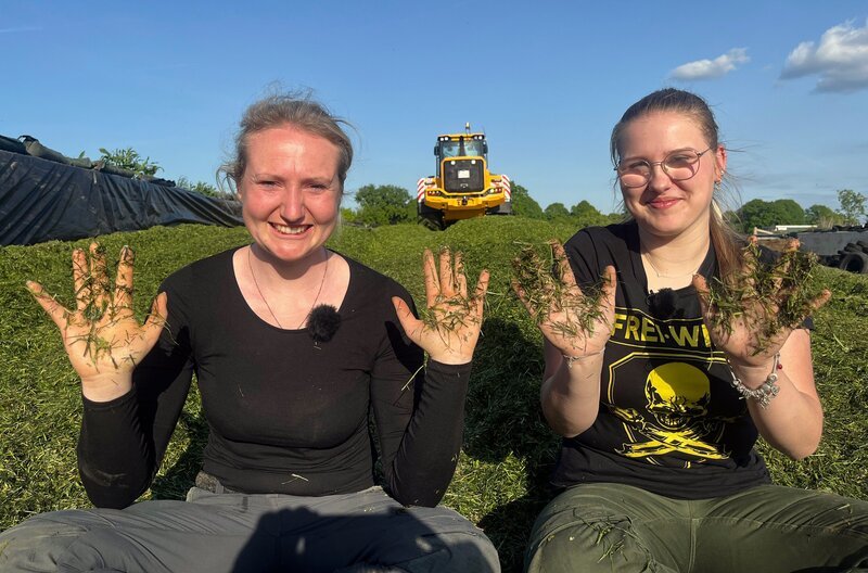 Das grüne Gold – Hendrikje und Mia beim ersten Schnitt. – Bild: NDR/​Kabuja Filmproduktion