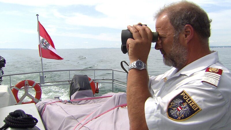 Seepolizei kontrolliert die Einhaltung der Vorschriften für den Schiffsverkehr. Für den Bodensee braucht man ein eigenes Schifferpatent. – Bild: ORF III Seepolizei kontrolliert die Einhaltung der Vorschriften für den Schiffsverkehr. Für den Bodensee braucht man ein eigenes Schifferpatent. – Bild: ORF III
