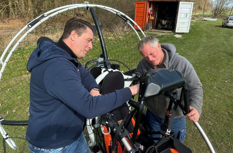 Pilot Christian Tomschi (links im Bild) erklärt Landwirt Stefan Schultz, wie er sein Fluggerät manövriert. – Bild: NDR/Torsten Mehltretter Pilot Christian Tomschi (links im Bild) erklärt Landwirt Stefan Schultz, wie er sein Fluggerät manövriert. – Bild: NDR/Torsten Mehltretter