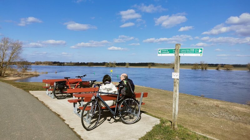 Rastplatz mit Aussicht. Bei Radegast in der Nähe von Bleckede lohnt sich eine kleine Pause. Entlang des Elberadweges gibt es zahlreiche Raststationen. – Bild: NDR/​Heinz Galling