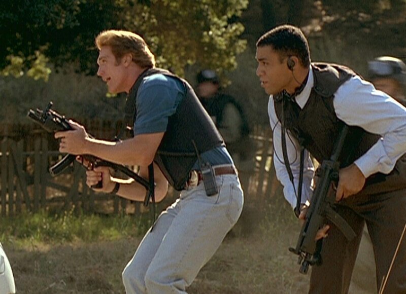 Steve (Barry Van Dyke, l.), Agent Wagner (Harry J. Lennix, r.) und eine FBI-Sondereinheit stürmen das Versteck der Bombenleger. – Bild: Viacom