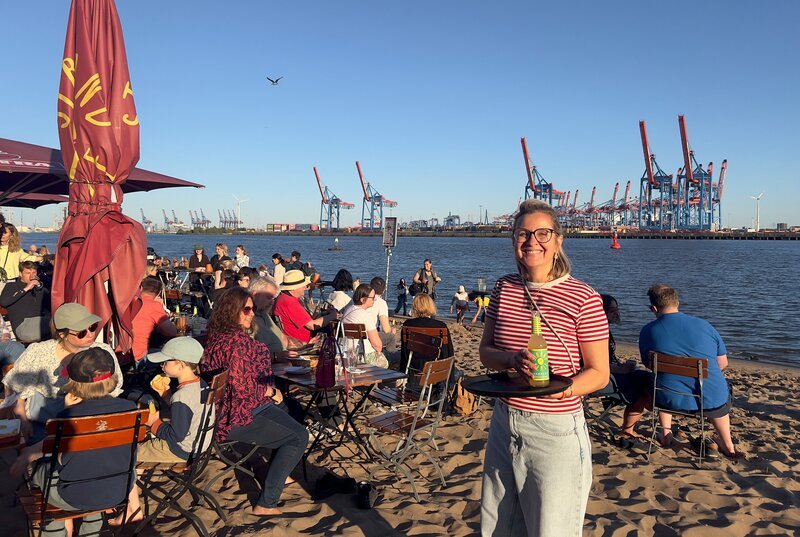 Pia Fintelmann leitet seit 12 Jahren die bekannte Strandperle in Hamburg-Övelgönne. – Bild: NDR/DHF Media GmbH Pia Fintelmann leitet seit 12 Jahren die bekannte Strandperle in Hamburg-Övelgönne. – Bild: NDR/DHF Media GmbH