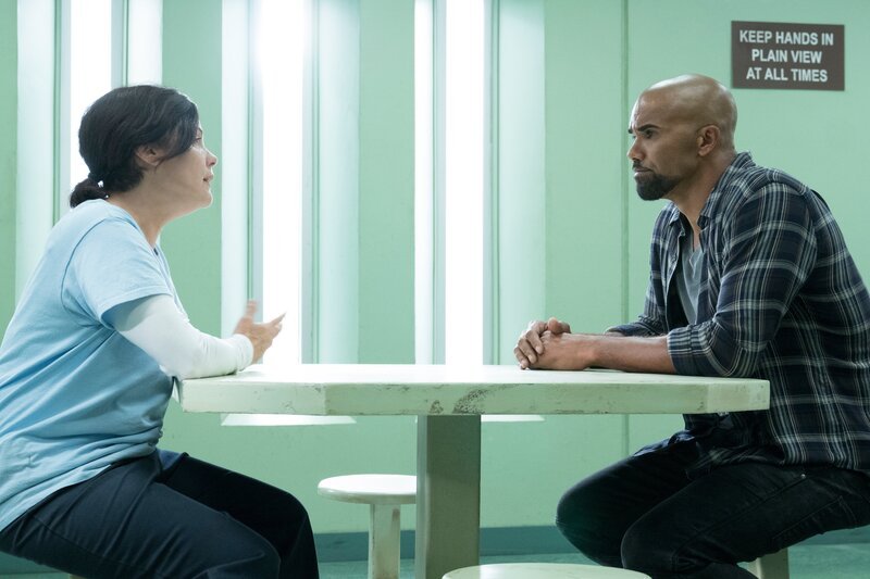 L-R: Karen Street (Sherilyn Fenn), Daniel ‚Hondo‘ Harrelson (Shemar Moore). – Bild: TV24 /​ ©2017 CBS Broadcasting, Inc. All Rights Reserved/​Monty Brinton