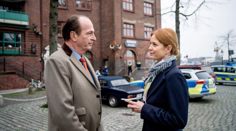 Markus Gellert (Herbert Knaup, l.) versucht Staatsanwältin Geldermann (Esther Schweins, r.) Informationen zu entlocken. – Bild: ARD/​Georges Pauly