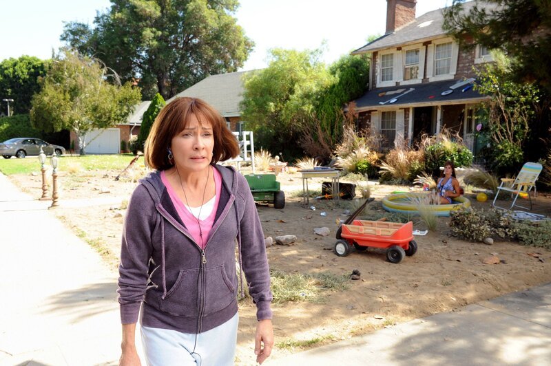 Frankie (Patricia Heaton, l.) kann nicht fassen, dass ihre verhasste Nachbarin Rita Glossner (Brooke Shields, r.) wieder da ist. Die beschuldigt Frankie auch prompt, eine Diebin zu sein. In der Zwischenzeit kann Axl es sich nicht verkneifen, seinen kleinen Bruder über die Bienchen und Blümchen aufzuklären … – Bild: Warner Brothers
