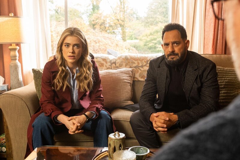 Melissa Roxburgh als Rebecca Henderson, Patrick Sabongui als Jacob Hassani – Bild: NBCUniversal /​ James Dittiger