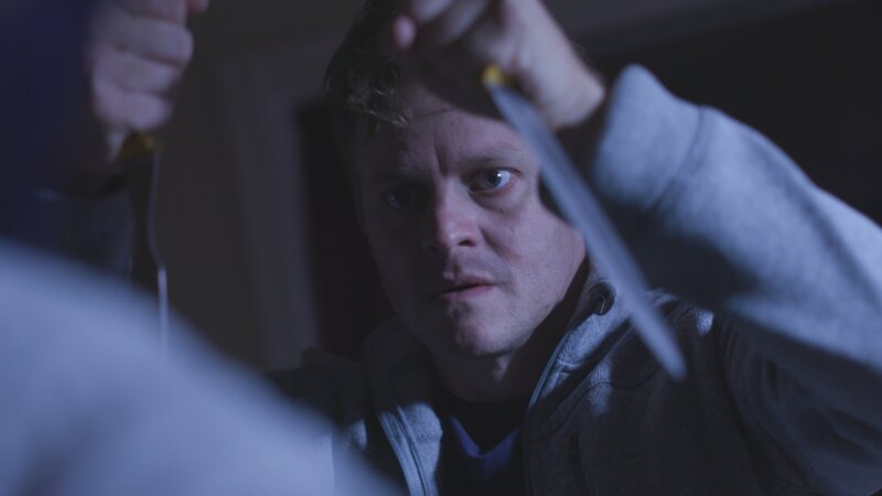 Mark coming at Rita with the murder weapons. – Bild: Discovery Communications, LLC.