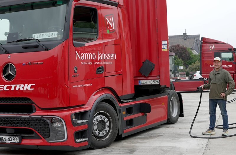 Tobias Wagner fährt mit dem Elektro-LKW durch ganz Europa – Bild: NDR/Reinhard Bettauer Tobias Wagner fährt mit dem Elektro-LKW durch ganz Europa – Bild: NDR/Reinhard Bettauer
