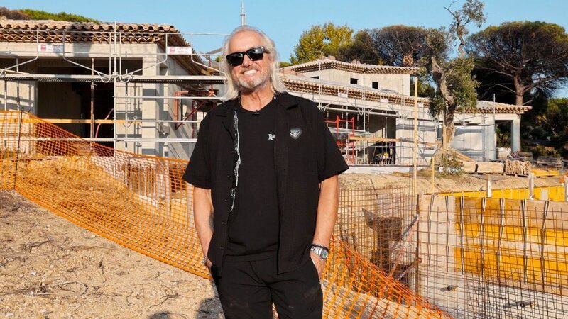 Baustellenfrust in Saint-Tropez: Der Neubau stockt, die Stimmung bei Carmen und Robert kippt. Statt Einzug gibt?s Stillstand – und Roberts Autos landen auf dem Grundstück. Hilfe kommt von Kurt Steurer. – Bild: RTLZWEI