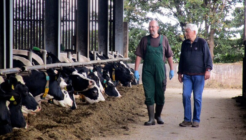Hans-Uwe und Eggert Rohwer aus Stafstedt. „Bei der Geburt war der Mann damals nicht dabei.“ – Bild: NDR/​Lono Media/​Susanne Brand