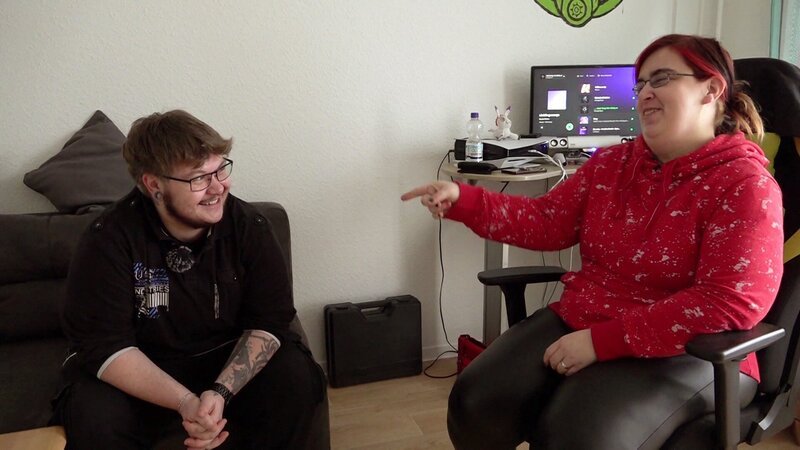 Damian ist wiedervereint mit seiner besten Freundin Jana. Sie hilft ihm, den Kummer zu überwinden, zeigt ihm ihre neue Wohnung und unterstützt ihn, wieder nach vorne zu blicken. – Bild: RTLZWEI, UFA SHOW & FACTUAL