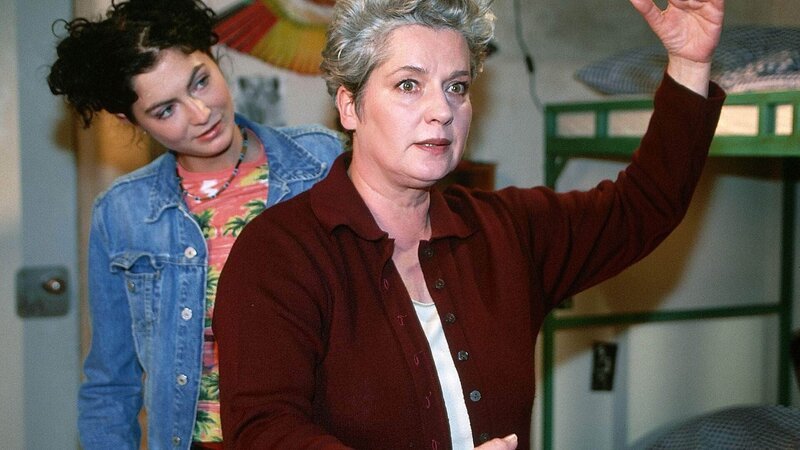 Uschi (Barbara Freier, re.) demonstriert Jule (Anke Rähm) die ersten Tangoschritte. – Bild: RTL