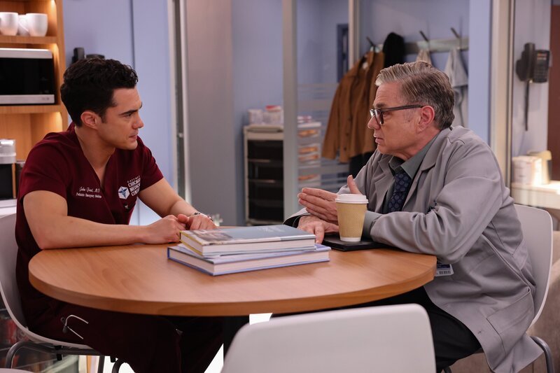 CHICAGO MED -- „Poster Child“ Episode 1016 -- Pictured: (l-r) Darren Barnet as Dr. John Frost, Oliver Platt as Dr. Daniel Charles – Bild: NBC /​ George Burns Jr/​NBC /​ Episodic /​ NBCUniversal Media, LLC.