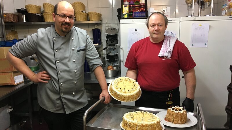 Lange Tage in der Restaurantküche: Robert Müller und Beikoch Jens „Olli“ Bartels. – Bild: NDR