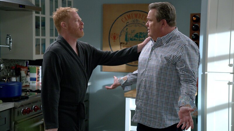 L-R: Mitchell Pritchett (Jesse Tyler Ferguson), Cameron Tucker (Eric Stonestreet) – Bild: Disney+