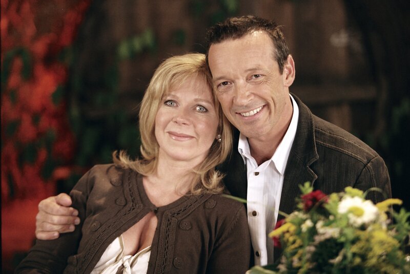 Antonia (Marion Kracht) und Dr. Thomas Hellmann (Michael Roll) sind froh darüber, dass sie endlich ihre Liebe zeigen können. – Bild: Romance TV (DE) /​ ZDF /​ Erika Hauri