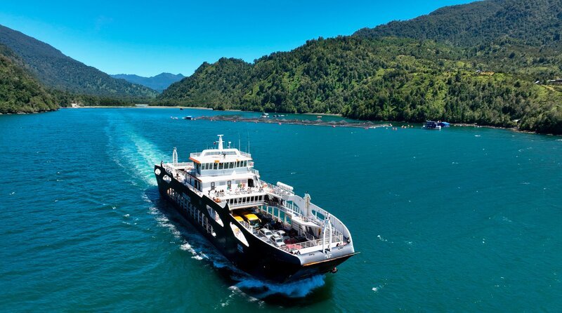 Am Anfang der Carretera Austral müssen Fjorde mit der Fähre überquert werden. – Bild: NDR/​Christian Schidlowski