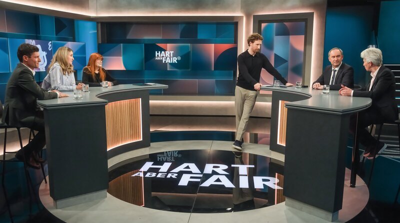 Zu Gast bei Louis Klamroth (3.v.r.): v.l.n.r. Ronen Steinke (Journalist „Süddeutsche Zeitung“ und Buchautor), Maria Popov (Journalistin und Moderatorin), Katja Ebstein (Schauspielerin und Sängerin, drei Mal beim Grand Prix unter den ersten Drei), Louis Klamroth, Hubert Aiwanger (Freie Wähler, stellvertretender bayerischer Ministerpräsident), Marie-Agnes Strack-Zimmermann (Abgeordnete im Europaparlament, war während des ESC in Düsseldorf Erste Bürgermeisterin). – Bild: WDR/​Oliver Ziebe