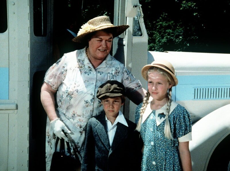 Rose (Peggy Rea, l.) stellt ihre beiden Enkelkinder Jeffrey (Keith Mitchell, M.) und Serena (Martha Nix, r.) John und Olivia vor. – Bild: Sat.1 Gold
