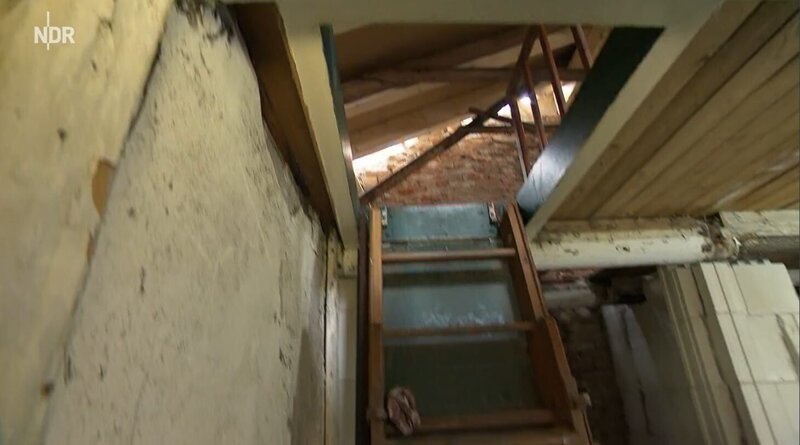 Immer häufiger werden alte, historische Häuser restauriert und erhalten. Früher wurden sie oft einfach abgerissen oder standen jahrelang leer. Seit einigen Jahren ist das anders. Nachhaltigkeit spielt nun auch beim Hausbau eine große Rolle. Wenn alte Baustoffe wiederverwertet werden können, reduziert das den CO2-Ausstoß und schützt das Klima. Die Dokumentation aus der Reihe „die nordstory“ begleitet die Retter alter Häuser und dokumentiert ihre Bemühungen, die historische Bausubstanz zu erhalten. – Bild: NDR