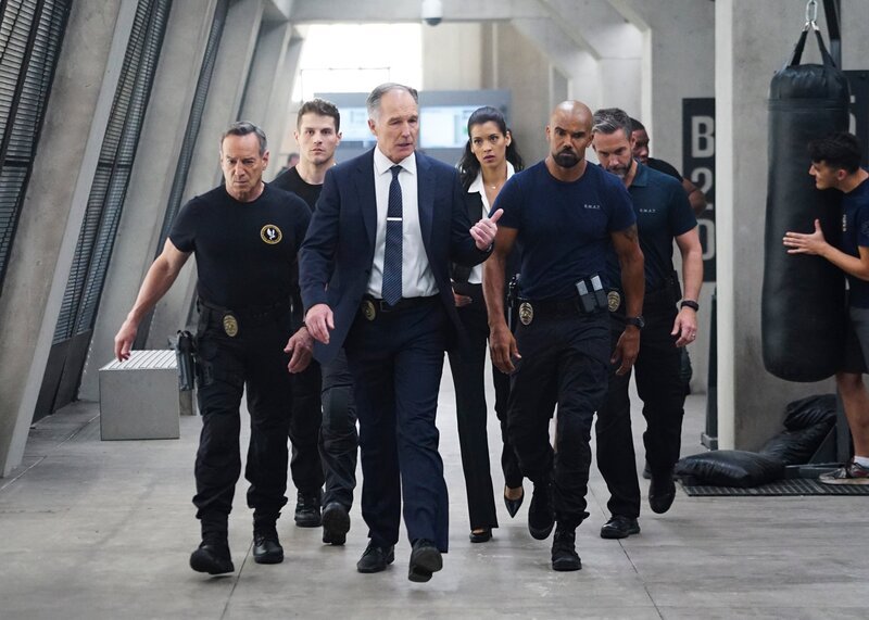 In front: Patrick St. Esprit as Robert Hicks. On his left: Shemar Moore as Daniel ‚Hondo‘ Harrelson. – Bild: TV24 /​ Â©2017 CBS Broadcasting, Inc. All Rights Reserved/​Sonja Flemming