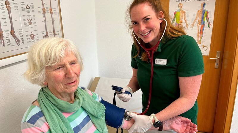 Landärztin Dr. Diane Lorenz-Pferdmenges beim Blutdruck messen mit einer Patientin. – Bild: NDR Landärztin Dr. Diane Lorenz-Pferdmenges beim Blutdruck messen mit einer Patientin. – Bild: NDR
