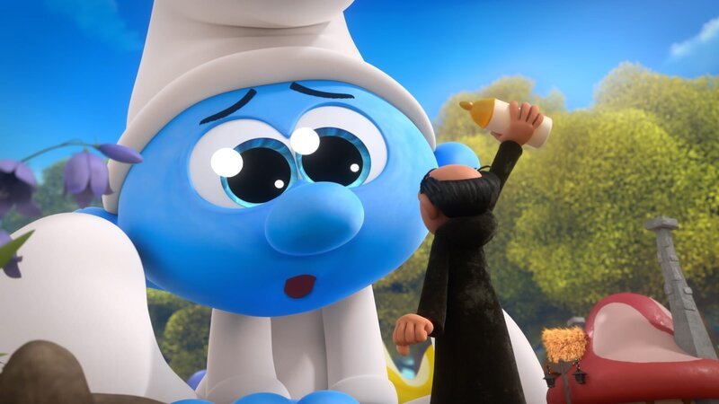 Gargamel versucht den riesig gewordenen Baby Schlumpf mit einer Flasche Milch zu beruhigen. – Bild: KiKA/​Peyo Productions, Dupuis Édition & Audiovisuell