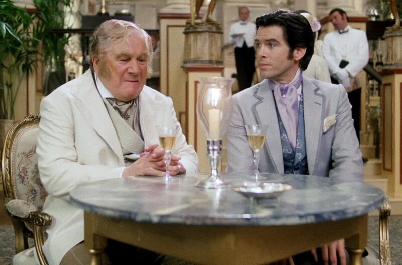 Detektiv Wilbur Fix (Peter Ustinov, li.) erklärt sich gegenüber Phileas Fogg (Pierce Brosnan, re.). – Bild: Harmony Gold Productions Inc./​All rights reserved