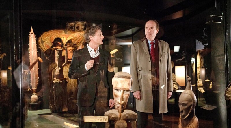 Markus Gellert (Herbert Knaup, r.) bespricht sich mit seinem Mandanten Hermann Kienzle (Jörn Hentschel, l.) an dessen Arbeitsplatz im Museum. – Bild: ARD/​Georges Pauly