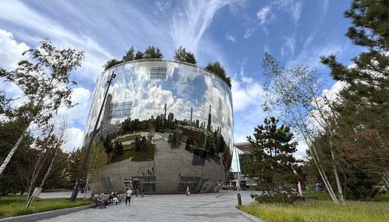 Die Stadtplaner von Rotterdam setzen auf moderne, futuristische Architektur. Sogar Kunstdepots sind in der Hafenmetropole Kunst. – Bild: NDR /​ Till Lehmann /​ NDR Presse und Information