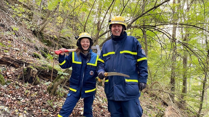 Till vom Technischen Hilfswerk fordert Marina zur Challenge heraus: Axt gegen Säge! – Bild: BR/​megaherz GmbH/​Amelie Cran