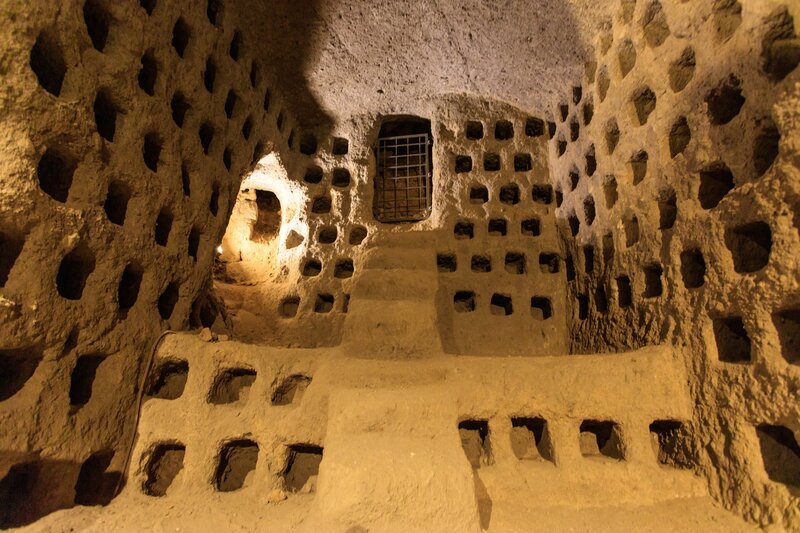 Unter der Stadt Orvieto verbirgt sich eine unerwartete Welt aus Tunneln, Höhlen und unterirdischen Hohlräumen. Diese Kette aus 440 Höhlen wird seit Jahrtausenden von den Einheimischen für verschiedene Zwecke genutzt, darunter als Luftschutzbunker im Zweiten Weltkrieg, Kühlräume, Weinkeller, Brunnen und Taubennischen. – Bild: Kelly Cheng /​ Getty Images /​ Moment RF
