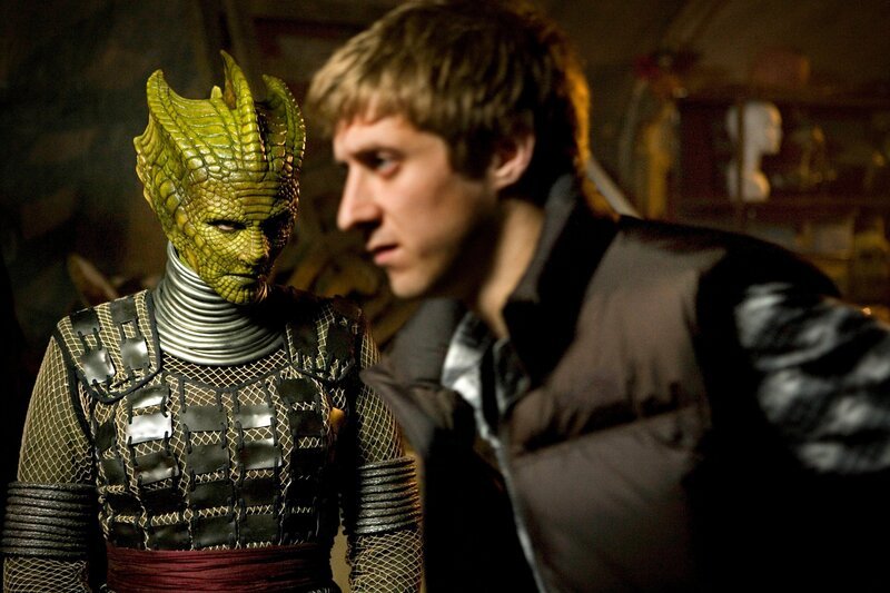 Alaya (Neve McIntosh) und Rory (Arthur Darvill, r) – Bild: position – institut für kommunikation gmbh