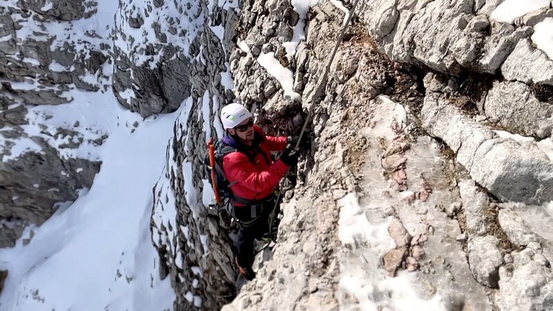 Holger Bruckschweiger, Randkluftklettersteig, Dachstein. – Bild: ORF/splash productions Holger Bruckschweiger, Randkluftklettersteig, Dachstein. – Bild: ORF/splash productions