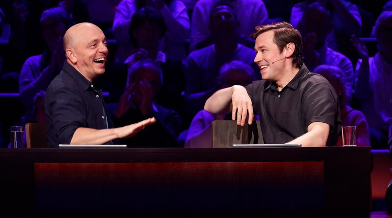Rateteam-Kapitän Bernhard Hoëcker (l.) mit Schauspieler David Kross (r.). – Bild: ARD/​Morris Mac Matzen