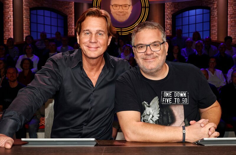 Rateteam-Kapitän Elton (r.) und der Schauspieler Thomas Heinze (l.) bilden ein Rateteam. – Bild: ARD/​Morris Mac Matzen
