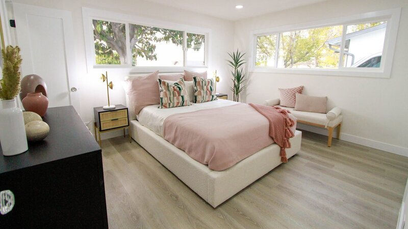 Interior shot of the primary bedroom. Windows are updating and the room is staged to match the 1950s theme. After 13. – Bild: Discovery, Inc.