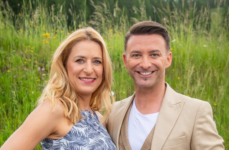 Marco Ventre und Stefanie Hertel die Fans vor Ort und die Millionen Zuseher vor den Fernsehschirmen durch den Musi Abend. – Bild: MDR/​ORF/​Peter Krivograd