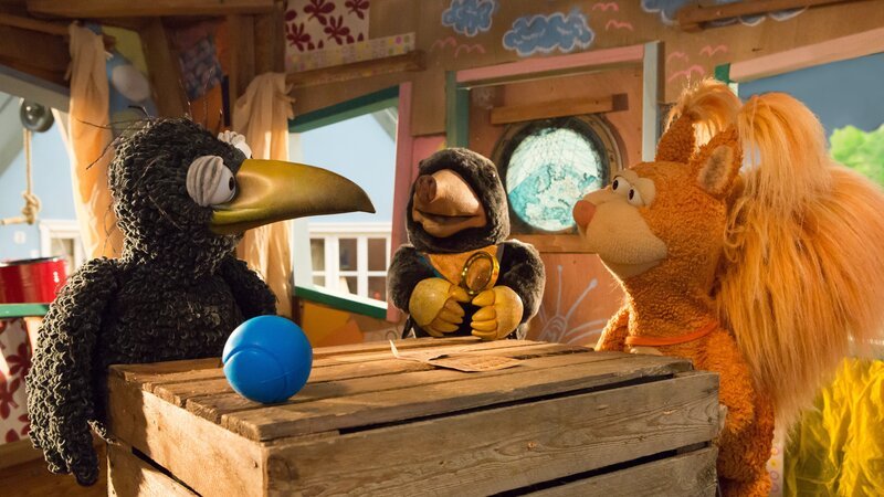 Grete (Viviane Podlich) hat eine Zirkuskarte für zwei und damit ein Problem: Wen wird sie mitnehmen und wen nicht? Rudi (Lennart Morgenstern) oder Ella (Anna Menzel)? – Bild: Zia Ziarno /​ ZDF