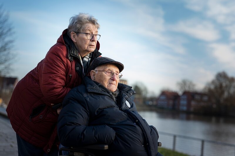Albrecht Weinberg und Gerda Dänekas, am Hafen von Leer in Ostfriesland. – Bild: Jesco Denzel /​ ZDF