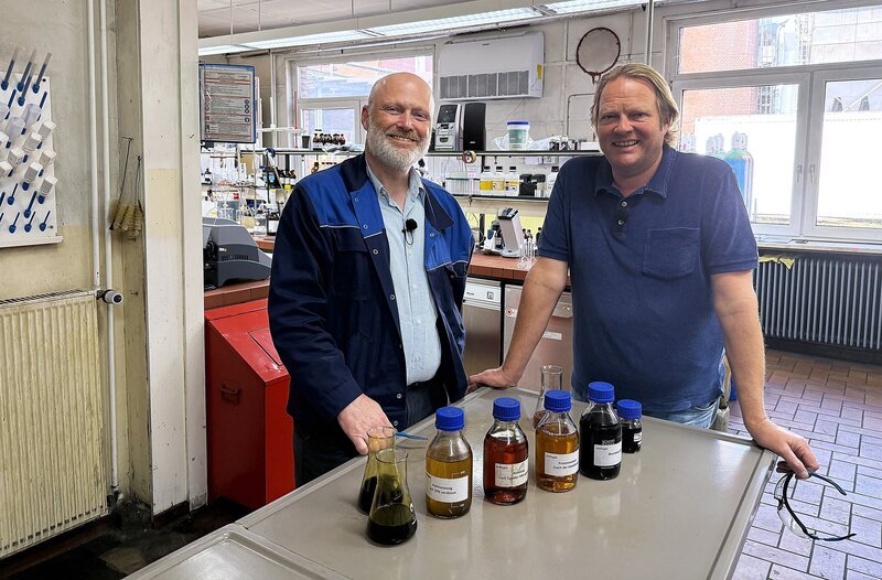 Rauchiger Geschmack trotz Raucharoma-Verbot? ProFagus Geschäftsführer Frank Höfer (l.) zeigt dem Vorkoster Björn Freitag (r.), wie es geht. – Bild: WDR/​solis TV/​Joshua Stolz