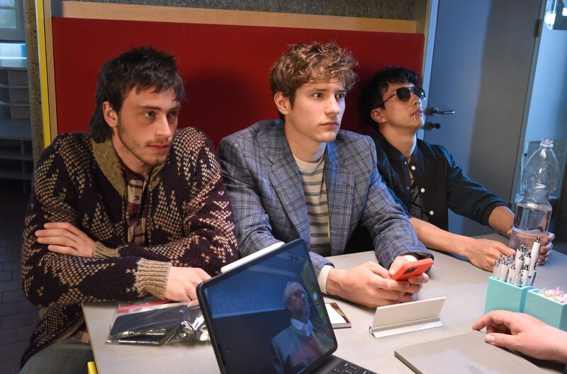 Grilli (Philipp Doboczky), Heribert (Benjamin Kalcher) und Han (Maximilian Lim) bei der Start-up-Beratung. – Bild: SWR/​ORF/​Aichholzer Film/​Petro Domenigg