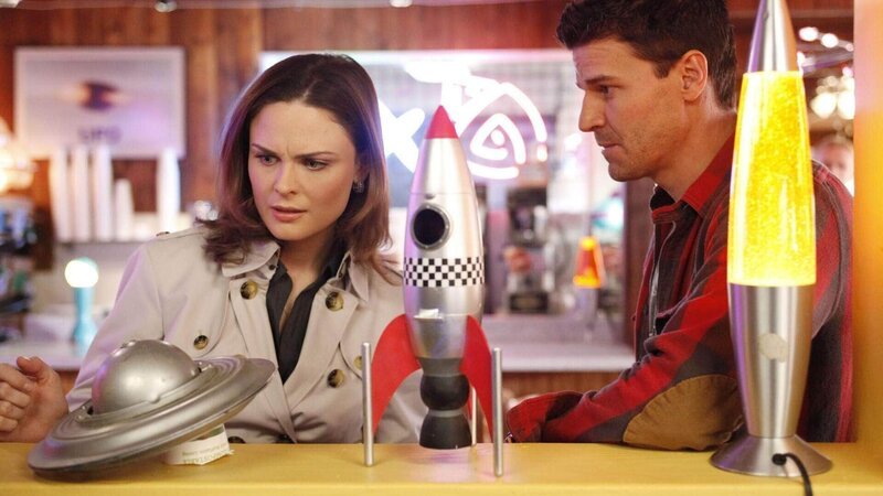 Der Fall einer Leiche eines vermeintlich Außerirdischen führt Brennan (Emily Deschanel) und Booth (David Boreanaz) in die Science-Fiction-Szene. – Bild: TVNOW /​ FOX