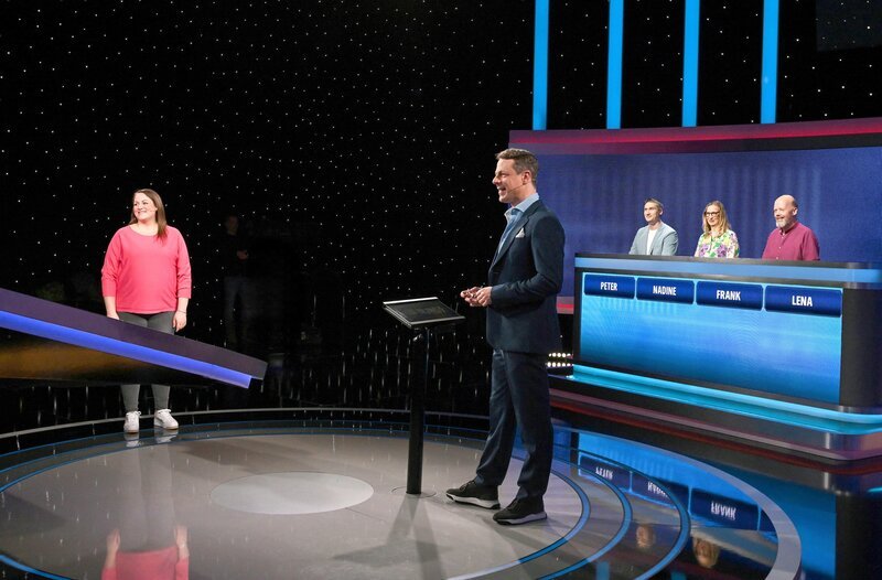 Moderator Alexander Bommes (M.) mit den Kandidat:innen: Peter Kolbe (3.v.r.), Nadine Rohde (2.v.r.), Frank Brößel (r.), Lena Chahi (l.). – Bild: ARD/​Uwe Ernst