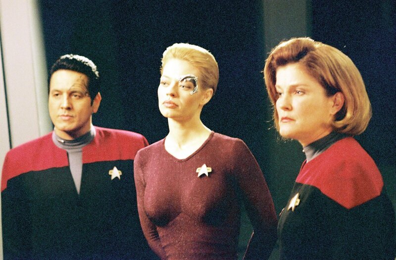 Second and third from the left: Captain Janeway (Kate Mulgrew), Seven of Nine (Jeri Ryan) – Bild: CBS Studios Inc./​SYFY